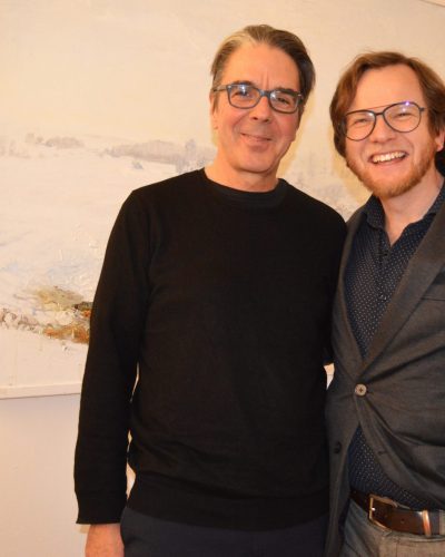 Christoph Biermeier und Matthias Slunitschek in der Galerie Jetzt! in Crailsheim vor einem Bild von Gerhard Frank